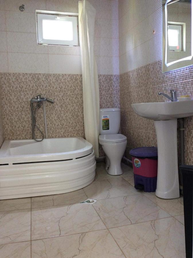 Gunter Guest House Adishi Exterior foto